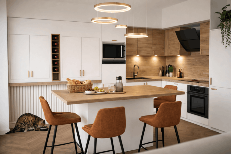 cuisine moderne et chaleureuse, avec ilot centrale, et assise en velours rouille