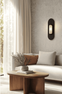 Salon épuré et bien organisé avec lumière naturelle, table basse en bois et éclairage mural apaisant